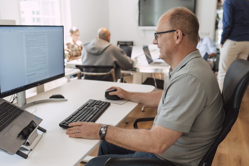 Adapt-professional aan het werk op kantoor