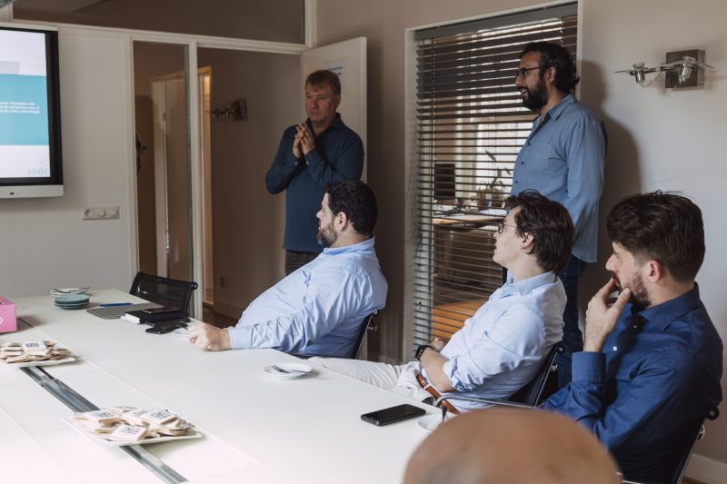 Het Adapt-team staand in overleg