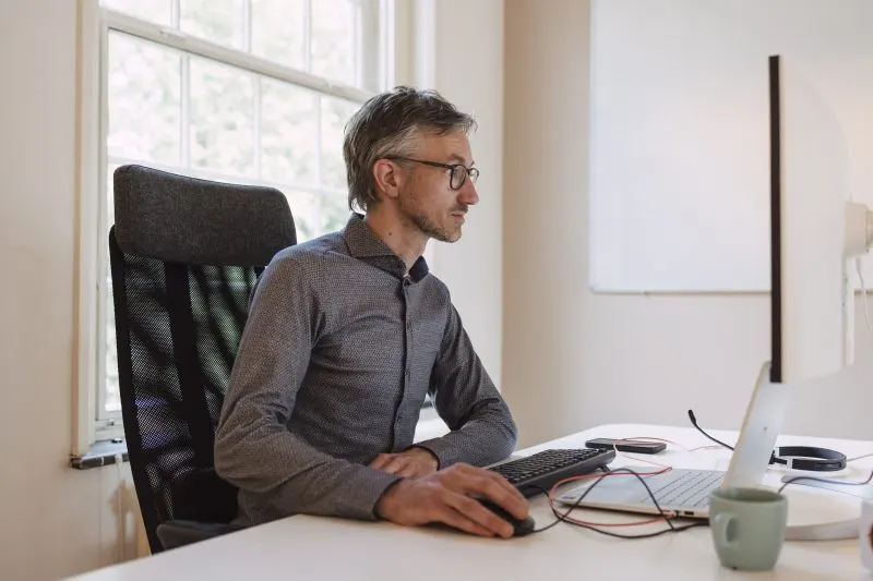 Adapt-collega achter een laptop